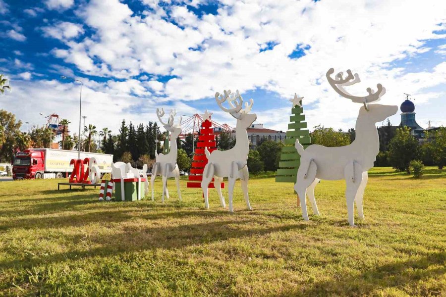 Geri Dönüşümle Hazırlanan Yeni Yıl Süslemeleri Mersin’i Renklendirdi