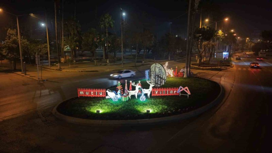 Geri Dönüşümle Hazırlanan Yeni Yıl Süslemeleri Mersin’i Renklendirdi