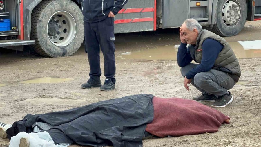 Sahilde Traktörün Altında Kalan 2 Gençten Biri Hayatını Kaybetti