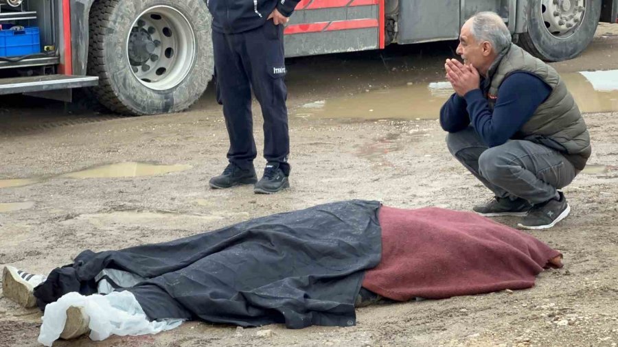 Sahilde Traktörün Altında Kalan 2 Gençten Biri Hayatını Kaybetti