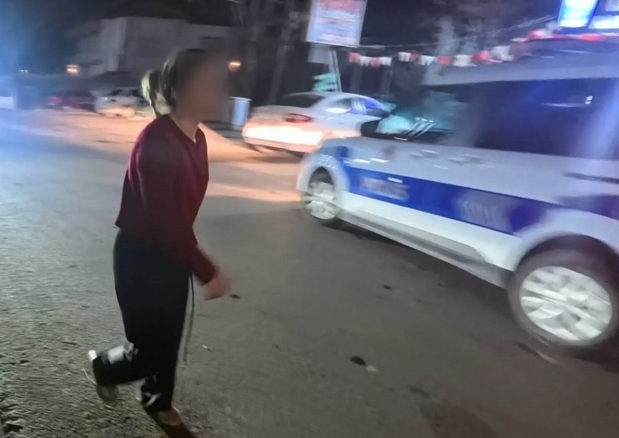Kaldırıma Yatıp Çığlık Attı, Polisi Görünce Kaçmak İstedi
