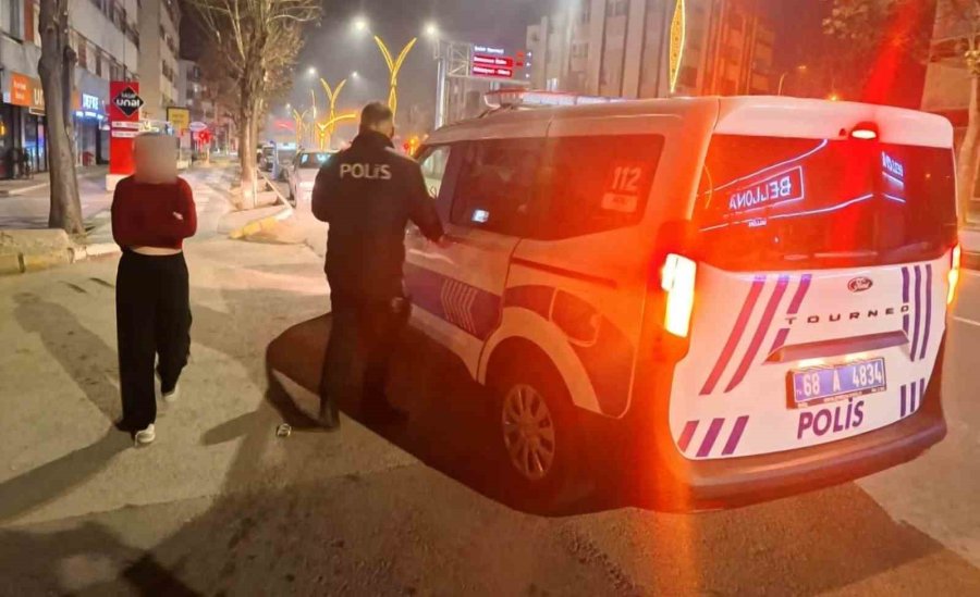 Kaldırıma Yatıp Çığlık Attı, Polisi Görünce Kaçmak İstedi