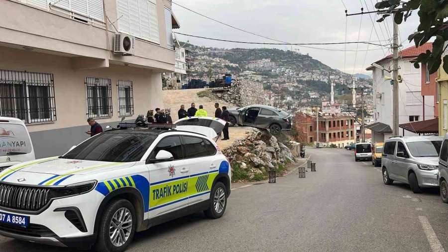 Antalya’da Geri Manevra Yapan Araç Şarampolde Asılı Kaldı