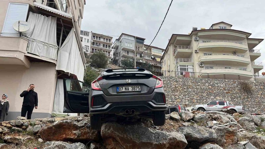 Antalya’da Geri Manevra Yapan Araç Şarampolde Asılı Kaldı