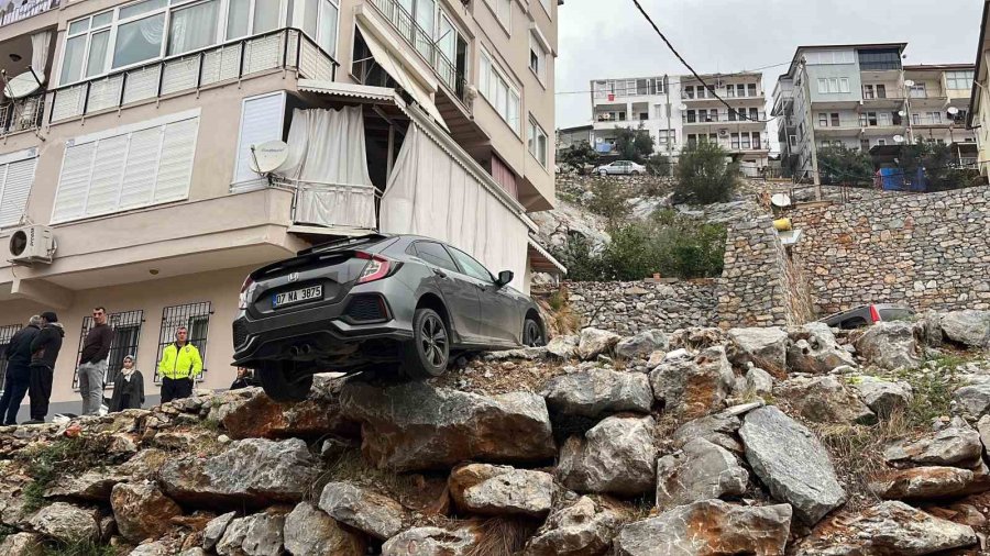 Antalya’da Geri Manevra Yapan Araç Şarampolde Asılı Kaldı