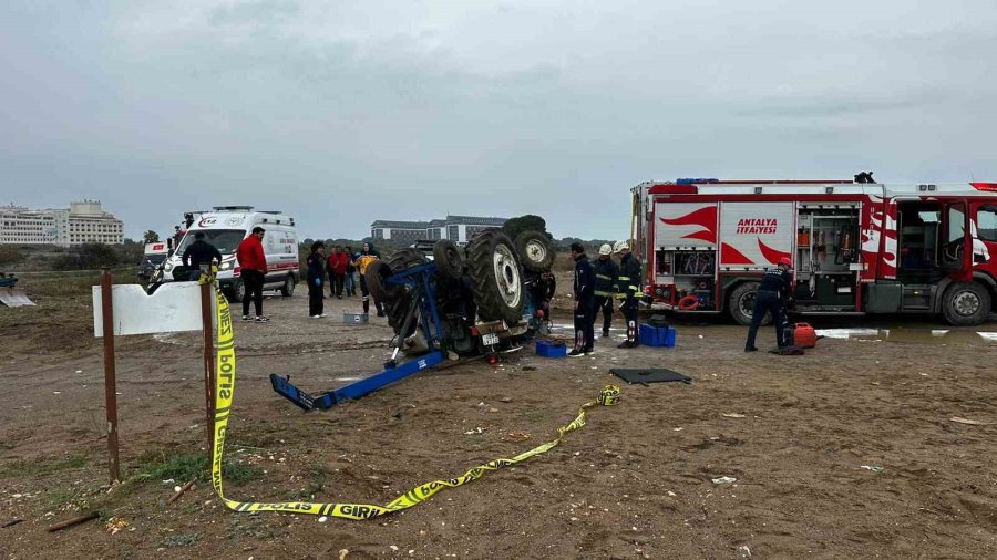 Sahilde Traktörün Altında Kalan 2 Gençten Biri Hayatını Kaybetti