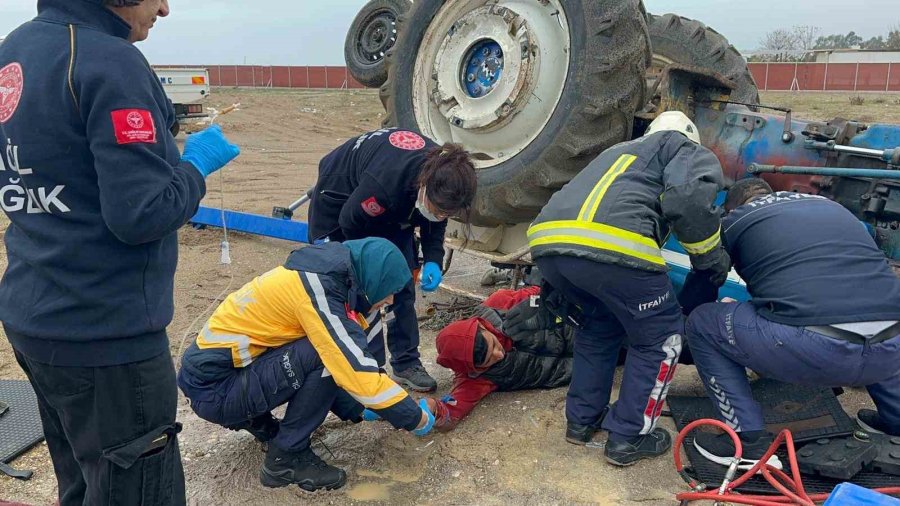 Sahilde Traktörün Altında Kalan 2 Gençten Biri Hayatını Kaybetti
