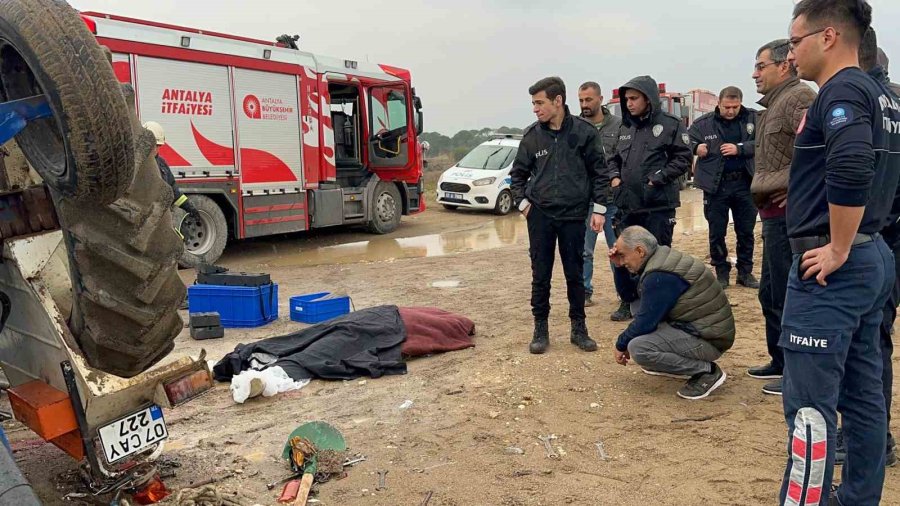 Sahilde Traktörün Altında Kalan 2 Gençten Biri Hayatını Kaybetti
