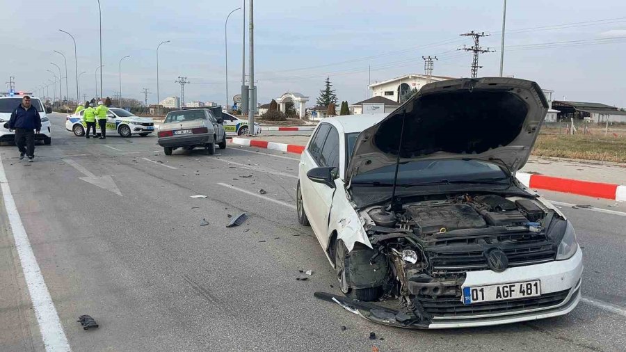Karaman’da Otomobiller Çarpıştı: 3 Yaralı