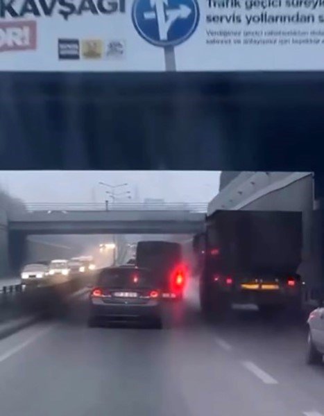 Minibüs Sürücüsü Makas Atarak Trafiği Tehlikeye Düşürdü