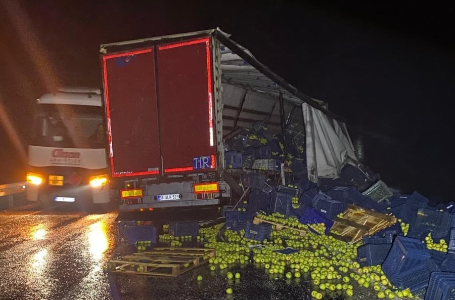 Beyşehir’de Tır Bariyerlere Çarptı: 1 Yaralı