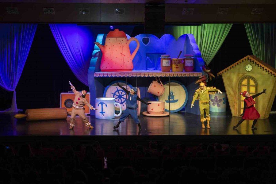 ‘bisküvi Adam’ Sahneye Çıktı, Minik Seyirciler Kahkahaya Boğuldu