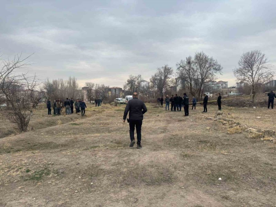 Niğde’de Arazide Erkek Cesedi Bulundu