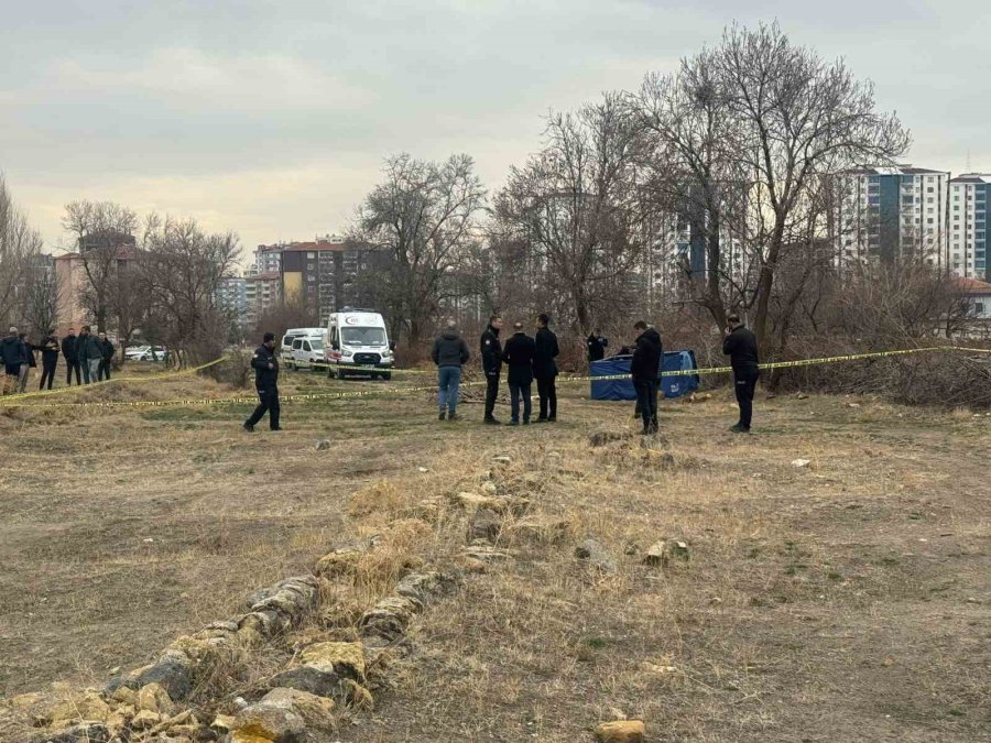 Niğde’de Arazide Erkek Cesedi Bulundu