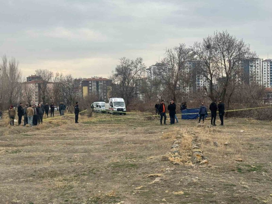 Niğde’de Arazide Erkek Cesedi Bulundu