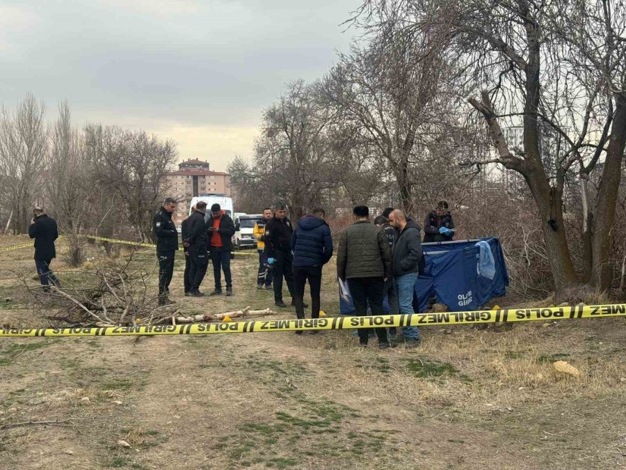 Niğde’de Arazide Erkek Cesedi Bulundu