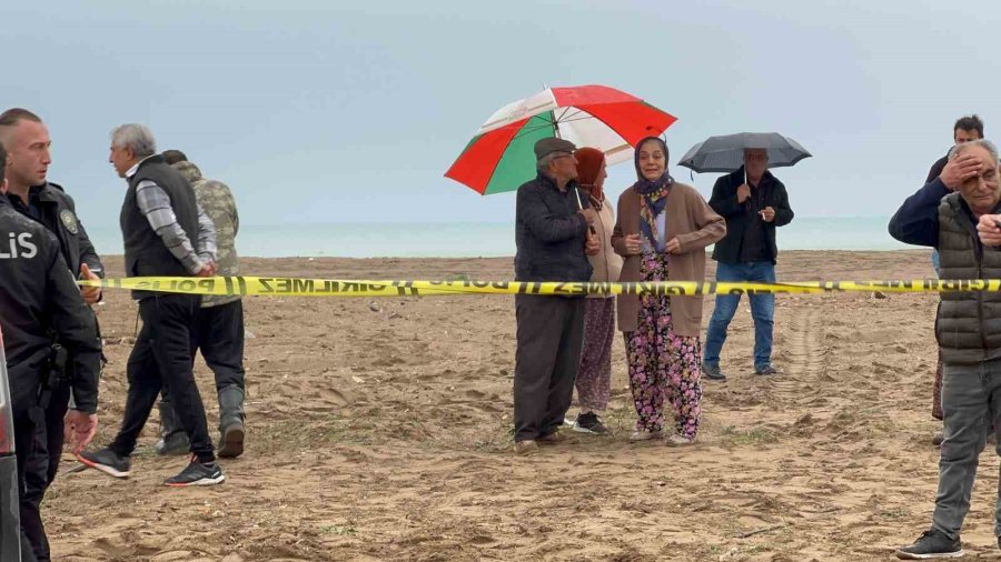 Sahilde Traktörün Altında Kalan 2 Gençten Biri Hayatını Kaybetti