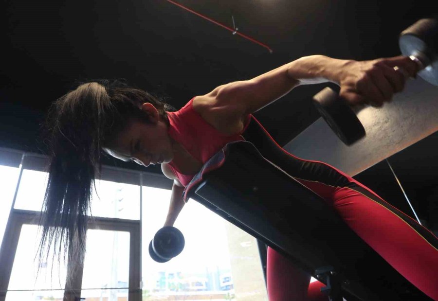 Feryal Öğretmenin Eğitimden Dünya Sahnesine Fitness Başarısı