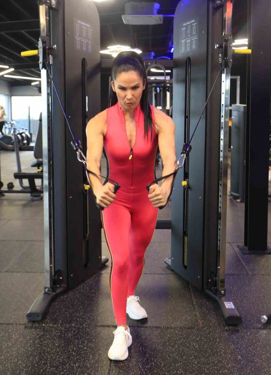 Feryal Öğretmenin Eğitimden Dünya Sahnesine Fitness Başarısı