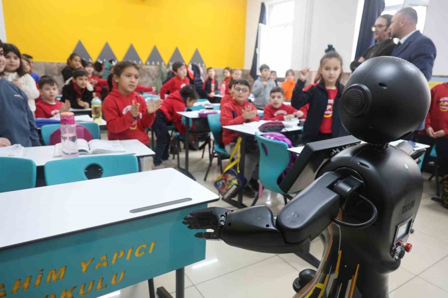 Çocuklar Şivlilikle Paylaşmayı Ve Zorbalığın Kötülüğünü Okula Gelen Robottan Dinledi