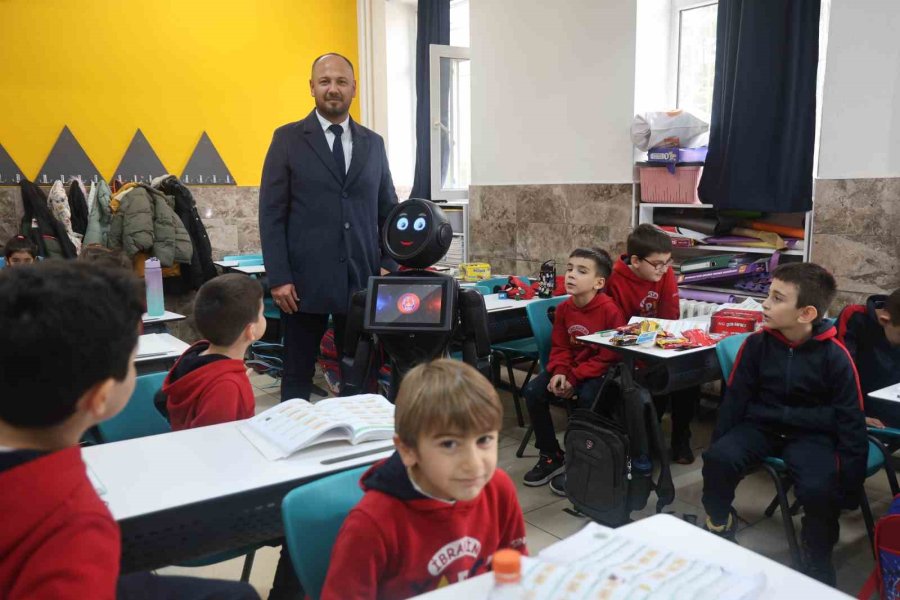 Çocuklar Şivlilikle Paylaşmayı Ve Zorbalığın Kötülüğünü Okula Gelen Robottan Dinledi
