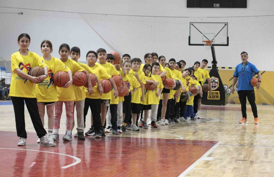 Ücretsiz Basketbol Kursları Çocuklara Hem Spor Hem Gelecek Sunuyor