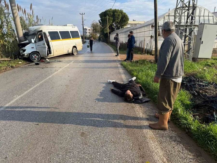 Minibüs Elektrik Direğine Çarptı: 2 Yolcu Yaralandı