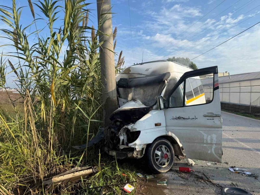 Minibüs Elektrik Direğine Çarptı: 2 Yolcu Yaralandı