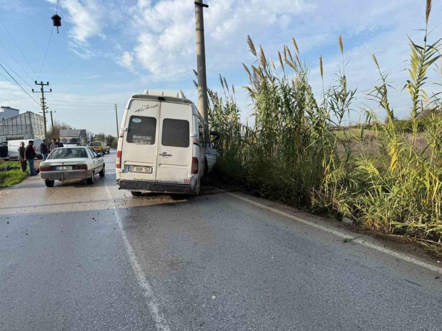 Minibüs Elektrik Direğine Çarptı: 2 Yolcu Yaralandı