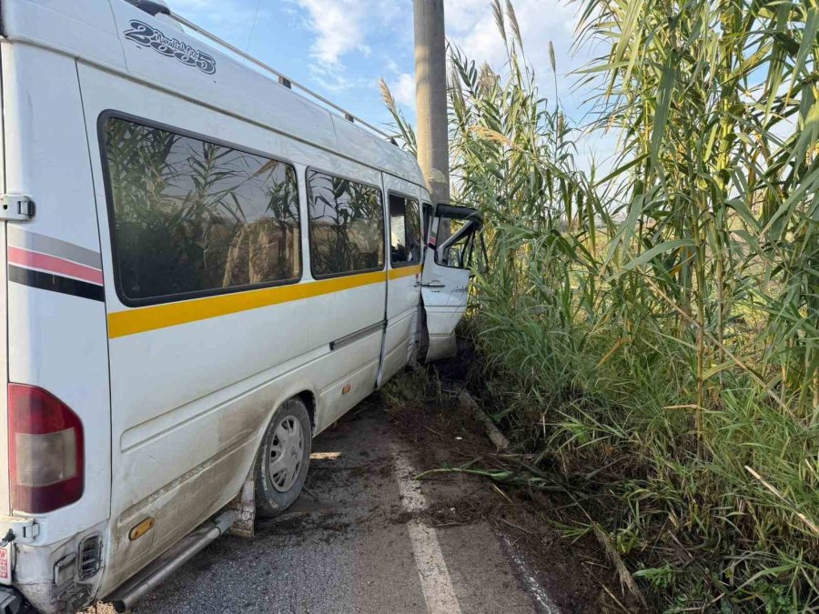 Minibüs Elektrik Direğine Çarptı: 2 Yolcu Yaralandı
