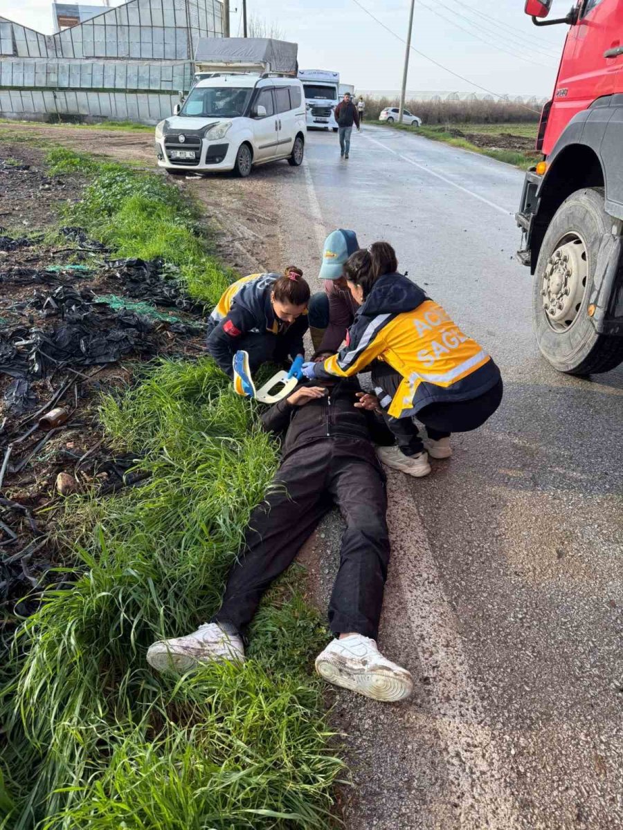Minibüs Elektrik Direğine Çarptı: 2 Yolcu Yaralandı