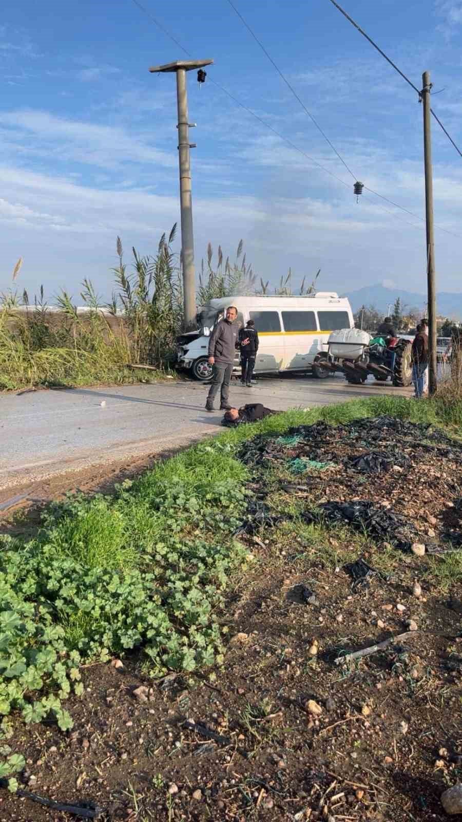 Minibüs Elektrik Direğine Çarptı: 2 Yolcu Yaralandı