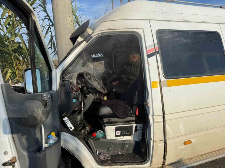 Minibüs Elektrik Direğine Çarptı: 2 Yolcu Yaralandı