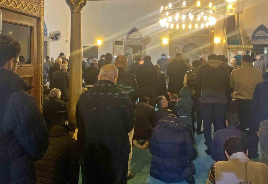 Regaip Kandili’nde Antalya’da Camiler Doldu Taştı