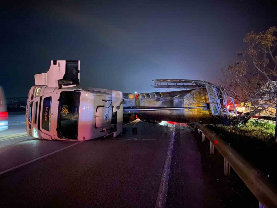 Antalya’da Eds Direğine Çarpan Tır Devrildi: 2 Yaralı