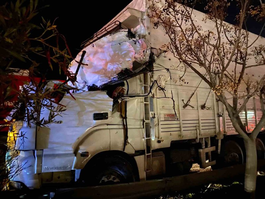 Antalya’da Eds Direğine Çarpan Tır Devrildi: 2 Yaralı