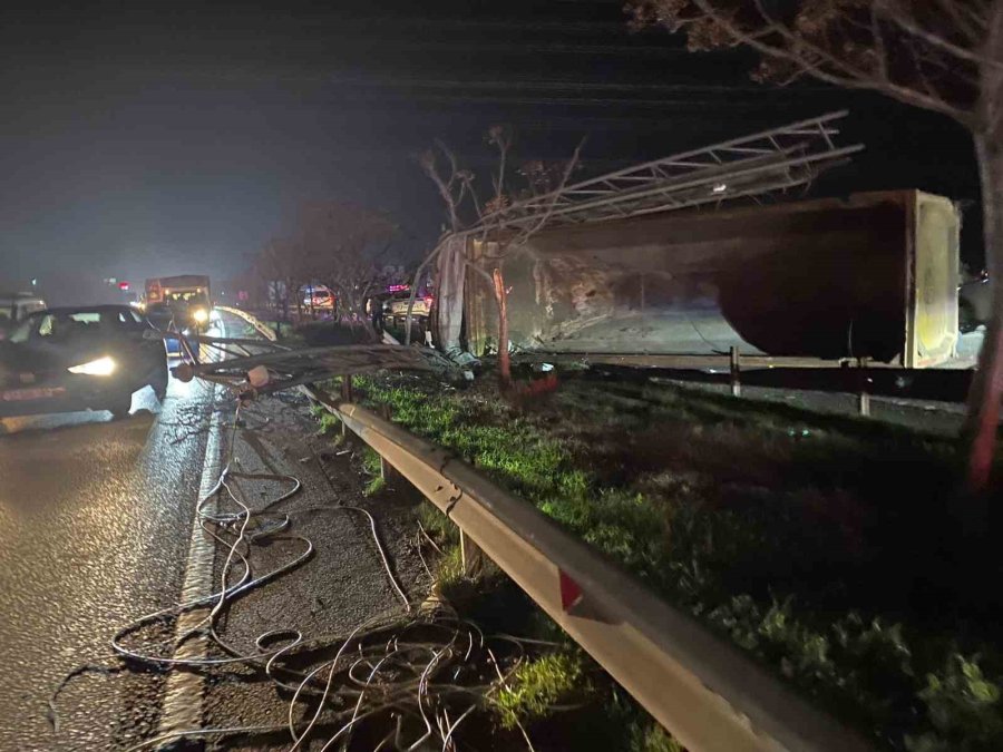 Antalya’da Eds Direğine Çarpan Tır Devrildi: 2 Yaralı