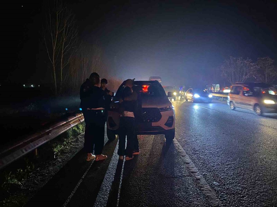 Antalya’da Eds Direğine Çarpan Tır Devrildi: 2 Yaralı