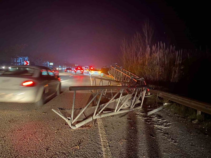 Antalya’da Eds Direğine Çarpan Tır Devrildi: 2 Yaralı