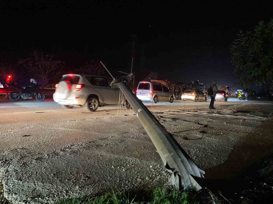 Antalya’da Eds Direğine Çarpan Tır Devrildi: 2 Yaralı