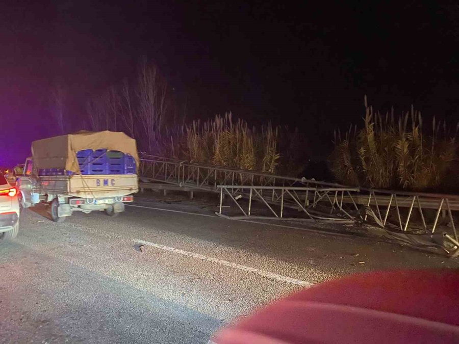 Antalya’da Eds Direğine Çarpan Tır Devrildi: 2 Yaralı