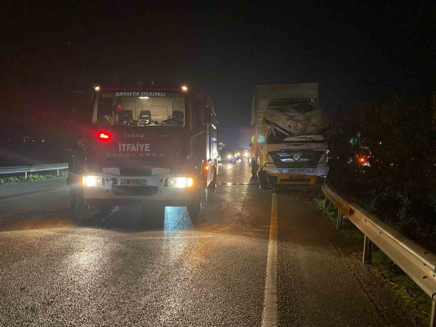 Antalya’da Eds Direğine Çarpan Tır Devrildi: 2 Yaralı