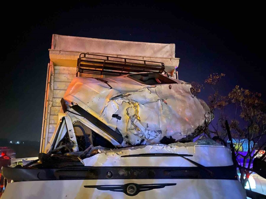 Antalya’da Eds Direğine Çarpan Tır Devrildi: 2 Yaralı