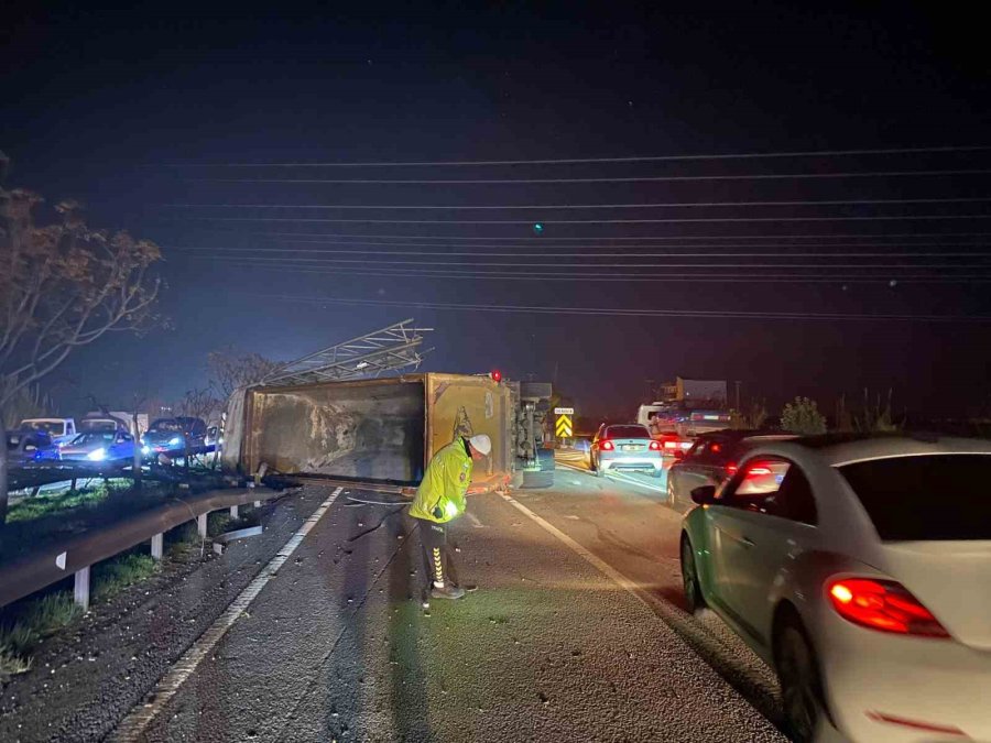 Antalya’da Eds Direğine Çarpan Tır Devrildi: 2 Yaralı