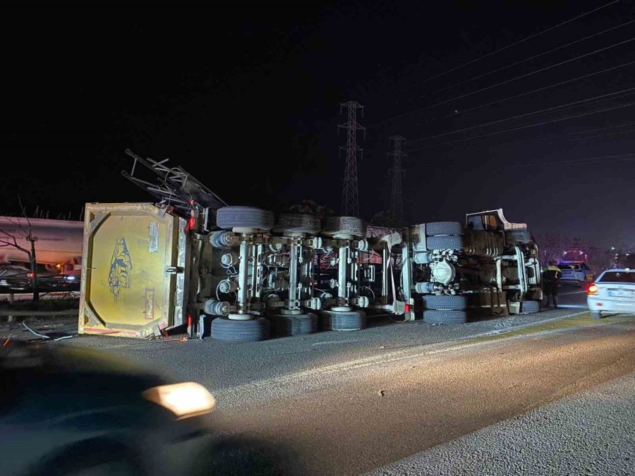 Antalya’da Eds Direğine Çarpan Tır Devrildi: 2 Yaralı