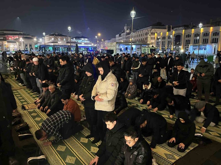 Konya’da Regaib Kandili’nde Eller Semaya Açıldı