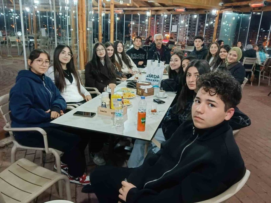 Kumluca’da Lise Öğrencileri 10 Yıldır Yardımlaşma Duygusunu Canlı Tutuyor