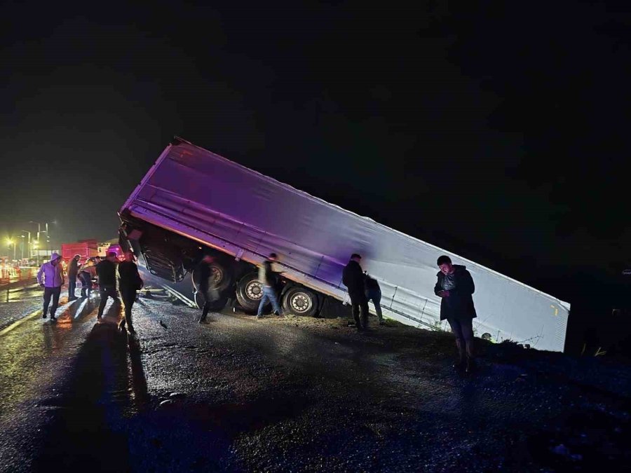 Manavgat’ta Şarampole Devrilen Tırın Sürücüsü Ağır Yaralandı