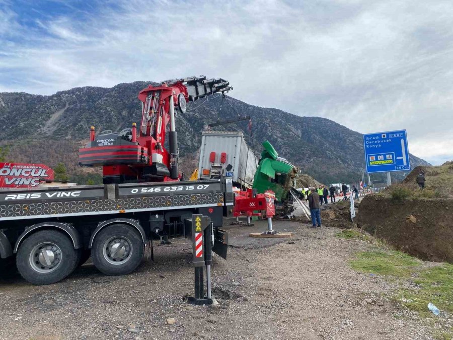 Manavgat’ta Şarampole Devrilen Tırın Sürücüsü Ağır Yaralandı