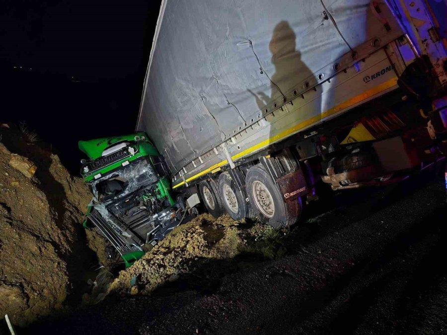 Manavgat’ta Şarampole Devrilen Tırın Sürücüsü Ağır Yaralandı